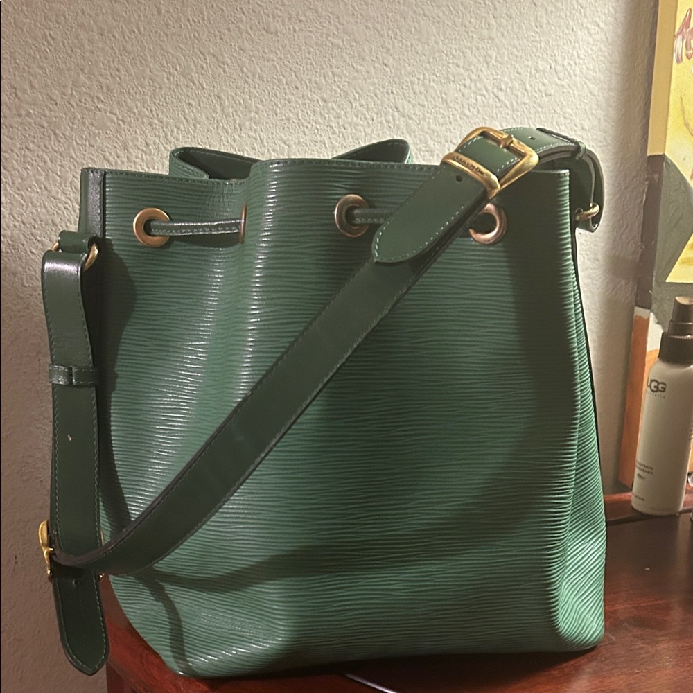Boots n Bags Elegant Green  Leather Bucket Bag - Picture 9 of 9
